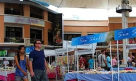 Một "trân châu đen" tay trong tay với một người đàn ông ngoại quốc