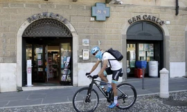 Hàng ngày, Davide Martinelli đạp xe mang thuốc men cho những người già neo đơn ờ vùng dịch COVID-19.