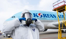 Nhân viên khử trùng của hãng hàng không Hàn Quốc Korean Air tại sân bay quốc tế Incheon. Ảnh minh họa.
