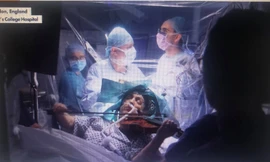 Nữ nghệ sỹ người Anh đang chơi đàn khi bác sỹ mổ não cho bà.