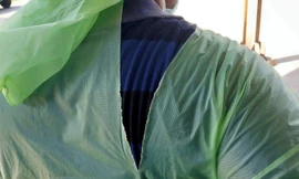 Đăng ảnh mặc áo mưa làm thiết bị bảo hộ trên Facebook, một bác sỹ bị cảnh sát thẩm tra và buộc gỡ bài.