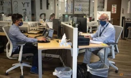 Các nhân viên y tế tại trung tâm y tế cộng đồng Texas đang ngày đêm tìm cách hạn chế lây lan COVID-19