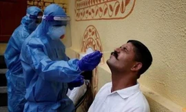 Một cảnh sát Ấn Độ đang được lấy mẫu xét nghiệm COVID-19