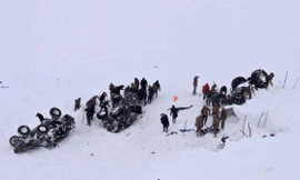 Mọi người đi cứu nhóm cứu hộ gặp tuyết lở thứ 2