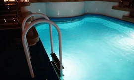 Nuớc ở bể bơi thường được khử trùng bằng clo.