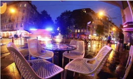 Quán cà phê ở thủ đô Berlin không bóng người kể từ khi số ca mắc COVID-19 tăng kỷ lục.