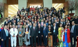 Thủ tướng Nguyễn Xuân Phúc chụp ảnh chung với đoàn kiều bào tiêu biểu về dự Xuân Quê hương 2020. Ảnh: Như Ý.