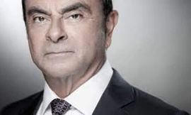 Ông trùm xe hơi Carlos Ghosn đã tẩu thoát bằng việc chui vào hộp đàn.