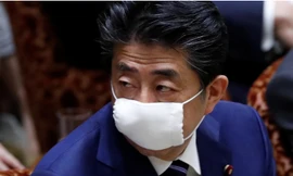 Thủ tướng Nhật Bản Shinzo Abe đeo khẩu trang trong một phiên họp chính phủ đầu tháng 4.