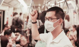 Đôi bạn trẻ ngồi bên hồ ở Vũ Hán sau lệnh phong tỏa được gỡ bỏ.