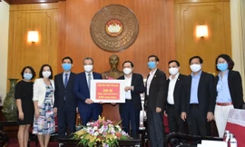 Thứ trưởng Đặng Minh Khôi ( thứ tư từ trái sang) trao tặng số tiền quyên góp của Hội người Việt Nam toàn Thái là 638 triệu đồng cho Chủ tịch Ủy ban Trung ương MTTQ Việt Nam Trần Thanh Mẫn.