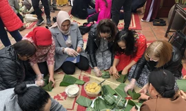 50 nhà ngoại giao quốc tế ở Việt Nam thi gói bánh chưng đón Tết Canh Tý