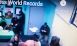 George Hood,đã giữ tư thế plank liên tục hơn 8 tiếng đồng hồ.