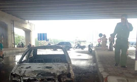 Xe Toyota bất ngờ bốc cháy còn trơ khung tại ngã ba Pháp Vân