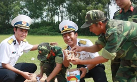 Quà “độc” của lính trường bắn