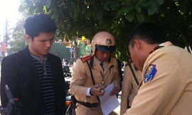 Người nhổ nước bọt vào công an có thể bị phạt bảy triệu đồng