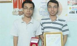 Anh em song sinh ẵm huy chương vàng quốc tế