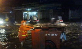 Đẩy xe rác giữa đường Huỳnh Tấn Phát, TPHCM