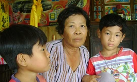 Bà Bùi Thị Tươi cùng 2 cháu nội ngoại tố cáo bị thầy giáo Nghị đánh