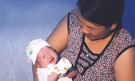 Bé Trường Xuân tròn 1 tháng tuổi trong vòng tay của mẹ