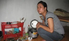 Dù mang bầu nhưng Ngọc Yên vẫn chỉ dám ăn cơm với rau và khoai vì cuối tháng hết tiền