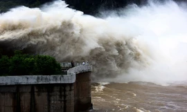 Hồ Hoà Bình lần thứ 3 mở cửa đáy xả lũ trong năm nay