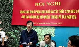 Phó Thủ tướng Trịnh Đình Dũng yêu cầu các bộ, ngành phải cử các đoàn xuống các địa phương giúp người dân khắc phục hậu quả sau bão lũ