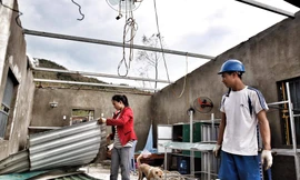 Anh Hoà, chị Sâm là công nhân Fomusa. Mái nhà của gia đình anh chị bị bão thổi bay khiến cả rơi vào cảnh "màn trời chiếu đất"