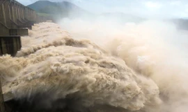 Do mưa lớn ở thượng nguồn, các nhà máy thuỷ diện phải đồng loạt mở cửa đáy xả lũ