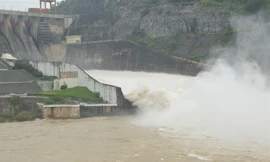 Hồ Thuỷ điện Hoà Bình đã mở 2 cửa xả đáy xả lũ