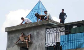 'Ngáo đá': Đang ngồi chơi bỗng vác dao chém loạn xạ