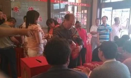 Quan chức bị sa thải vì tổ chức cưới con gái xa hoa