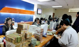 Giao dịch tại ngân hàng Ảnh: Hồng Vĩnh