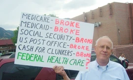 Người dân trưng biển hết tiền cho các dịch vụ công Ảnh: indianinthemachine