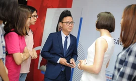 Vũ Hải Đăng (áo đen) trao đổi tại chương trình