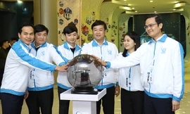 Bí thư thứ nhất T.Ư Đoàn, Chủ tịch T.Ư Hội Sinh viên Việt Nam nhiệm kỳ IX Lê Quốc Phong và các đại biểu thực hiện nghi thức khai mạc triển lãm