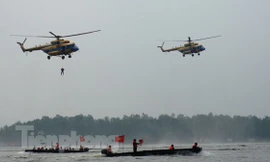 Hai tổ bay Mi-171 số hiệu 01 và 03 tham gia diễn tập thực binh ứng phó thảm họa khẩn cấp khu vực ASEAN (23-10-2013)