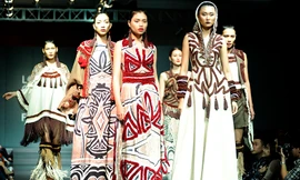 Anh Vũ, Hà Lade diễn mẫu thời trang độc lạ