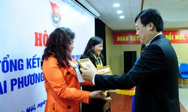 Bí thư Thứ nhất T.Ư Đoàn, Chủ tịch T.Ư Hội LHTN Việt Nam Lê Quốc Phong các cá nhân đạt danh hiệu Chiến sỹ thi đua T.Ư Đoàn