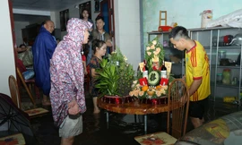 Đường ngập lụt, nhà trai dùng bể phao đẩy sính lễ ăn hỏi đến nhà gái