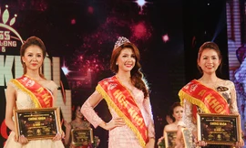 Á khôi 1 Huyền Giang, Hoa khôi Thu Hằng, Á khôi 2 Kỳ Anh là 3 thí sinh đạt giải cao nhất của cuộc thi iMiss 2015 (lần lượt từ trái qua phải)