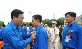 Anh Lê Quốc Phong – Bí thư thứ nhất T.Ư Đoàn, Chủ tịch T.Ư Hội Sinh viên Việt Nam trao Huy hiệu Thanh niên tiên tiến làm theo lời Bác cho đại biểu