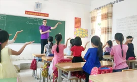 Thầy giáo Vi Mộng Hoàng. Ảnh: NVCC