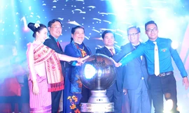 Phó chủ tịch thường trực Quốc hội Tòng Thị Phóng, Bí thư thứ nhất T.Ư Đoàn TNCS Hồ Chí Minh Lê Quốc Phong, Bí thư T.Ư Đoàn TNNDCM Lào Sỏn-Thạ-Nu-Thăm-Mạ-Vông và đại biểu thanh niên hai nước