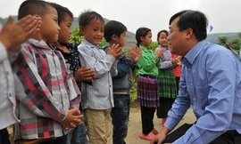 Bí thư thứ nhất T.Ư Đoàn Lê Quốc Phong hỏi thăm các em học sinh Điểm trường Tiểu học Lũng Pô 1