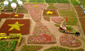 Cup vàng từ 30 nghìn cây hoa tặng tuyển Việt Nam