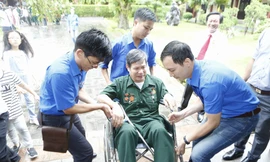 'Áo xanh' tình nguyện hỗ trợ cựu binh viếng Lăng