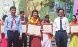 Bí thư T.Ư Đoàn, Chủ tịch Hội đồng Đội Trung ương Nguyễn Ngọc Lương và Phó Bí thư Tỉnh ủy, Chủ tịch HĐND tỉnh Cao Bằng Đàm Văn Eng tặng bằng khen cho các giáo viên làm tổng phụ trách Đội đạt giải thưởng. Ảnh: BTC