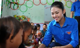 Á hậu Việt Nam 2016 Ngô Thanh Thanh Tú trực tiếp trao các phần quà cho em nhỏ