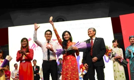 Ông Nguyễn Văn Thịnh - Tham tán cộng đồng ĐSQ Việt Nam tại Trung Quốc (ngoài cùng bên phải) cùng bà Nguyễn Thị Kim Hòa – Chủ tịch Hội LHS Việt Nam tại TP Vũ Hán (ngoài cùng bên trái) trao giải Nhất cho cặp đôi xuất sắc nhất.